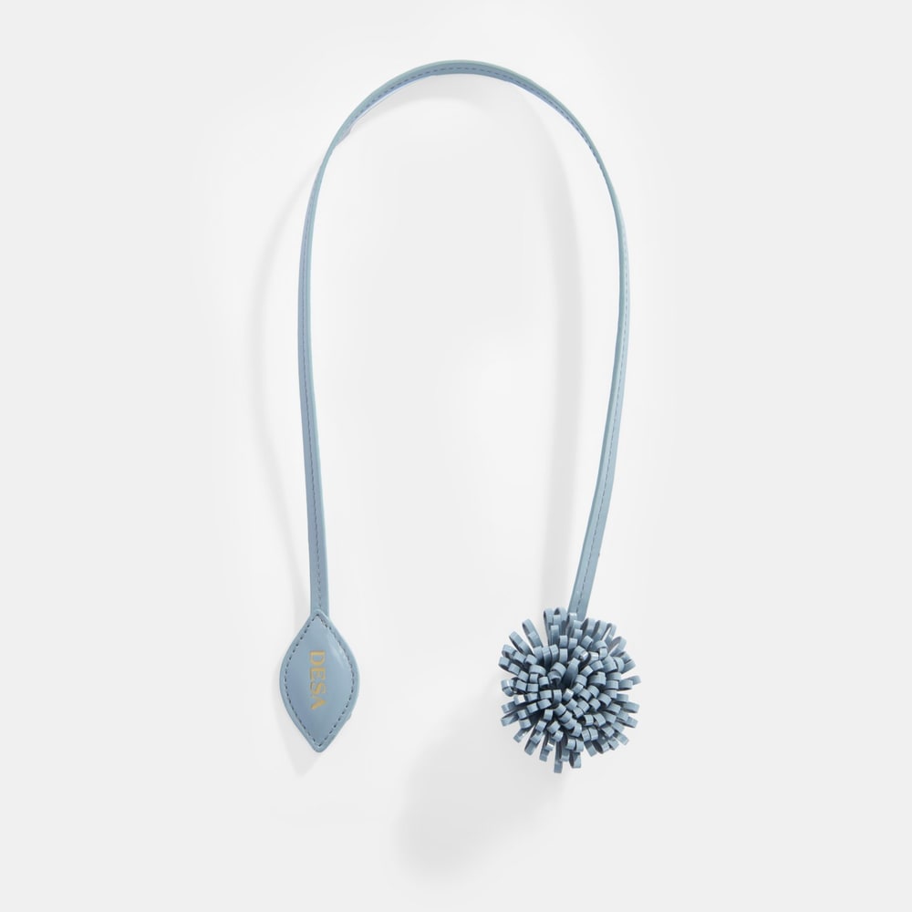 Mavi Çiçek Figürlü Monogram Detaylı Deri Charm