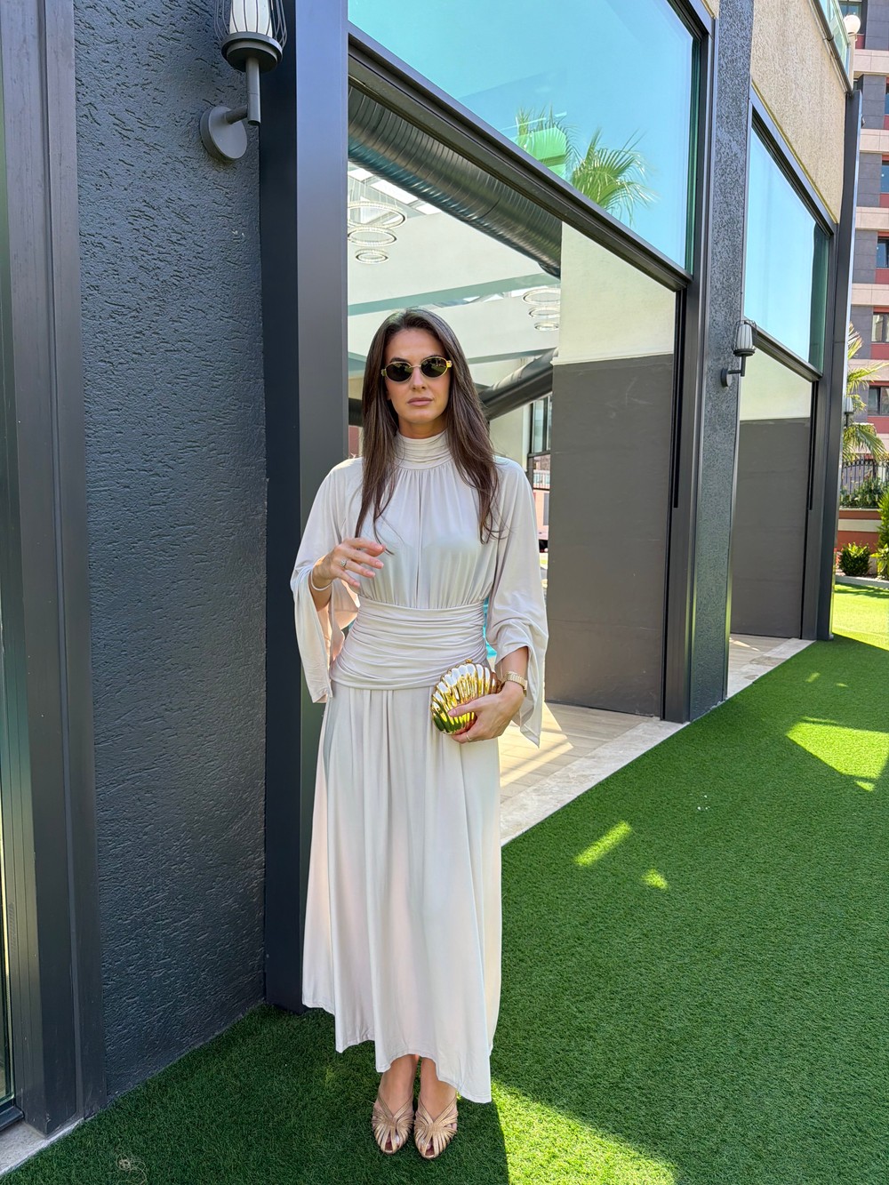 QULOVEYENİ GELENLERBej Kollu Esnek Kumaş Drape Detaylı Elbise