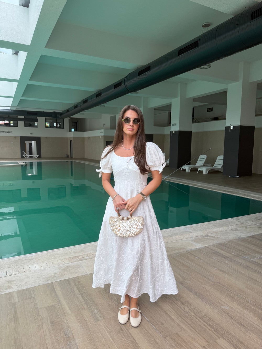 QULOVEYeni GelenlerBeyaz İşlemeli Arkadan Bağlama Detaylı Elbise
