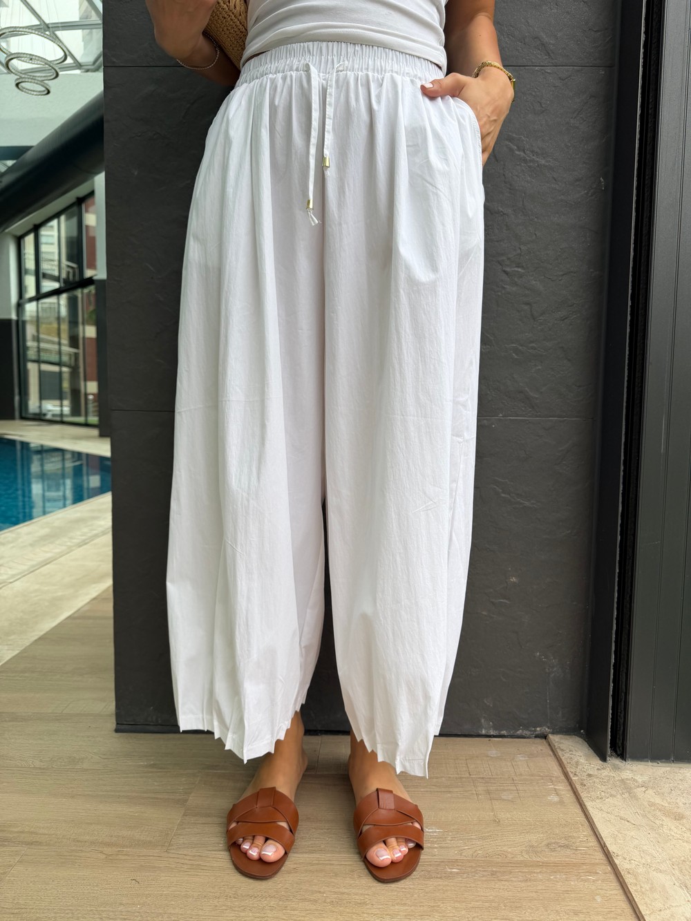 QULOVEYENİ GELENLERBeyaz Paça Pileli Bagy Pantolon 