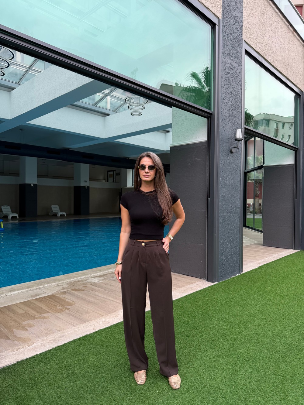 QULOVEYENİ GELENLERKahve Pileli Gold Düğme Detaylı Pantolon