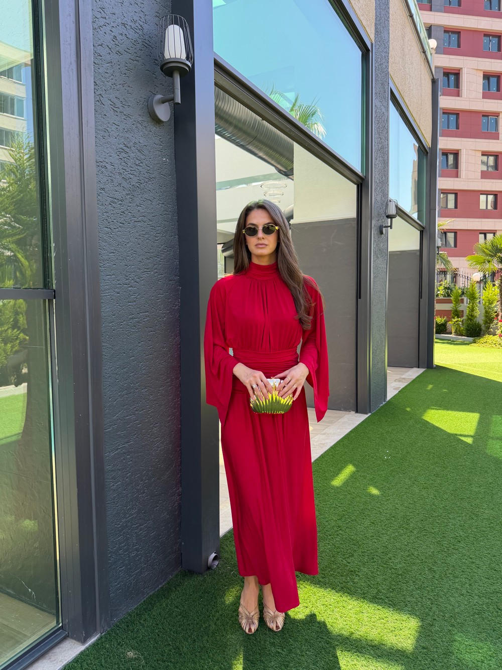 QULOVEYENİ GELENLERKırmızı Kollu Esnek Kumaş Drape Detaylı Elbise