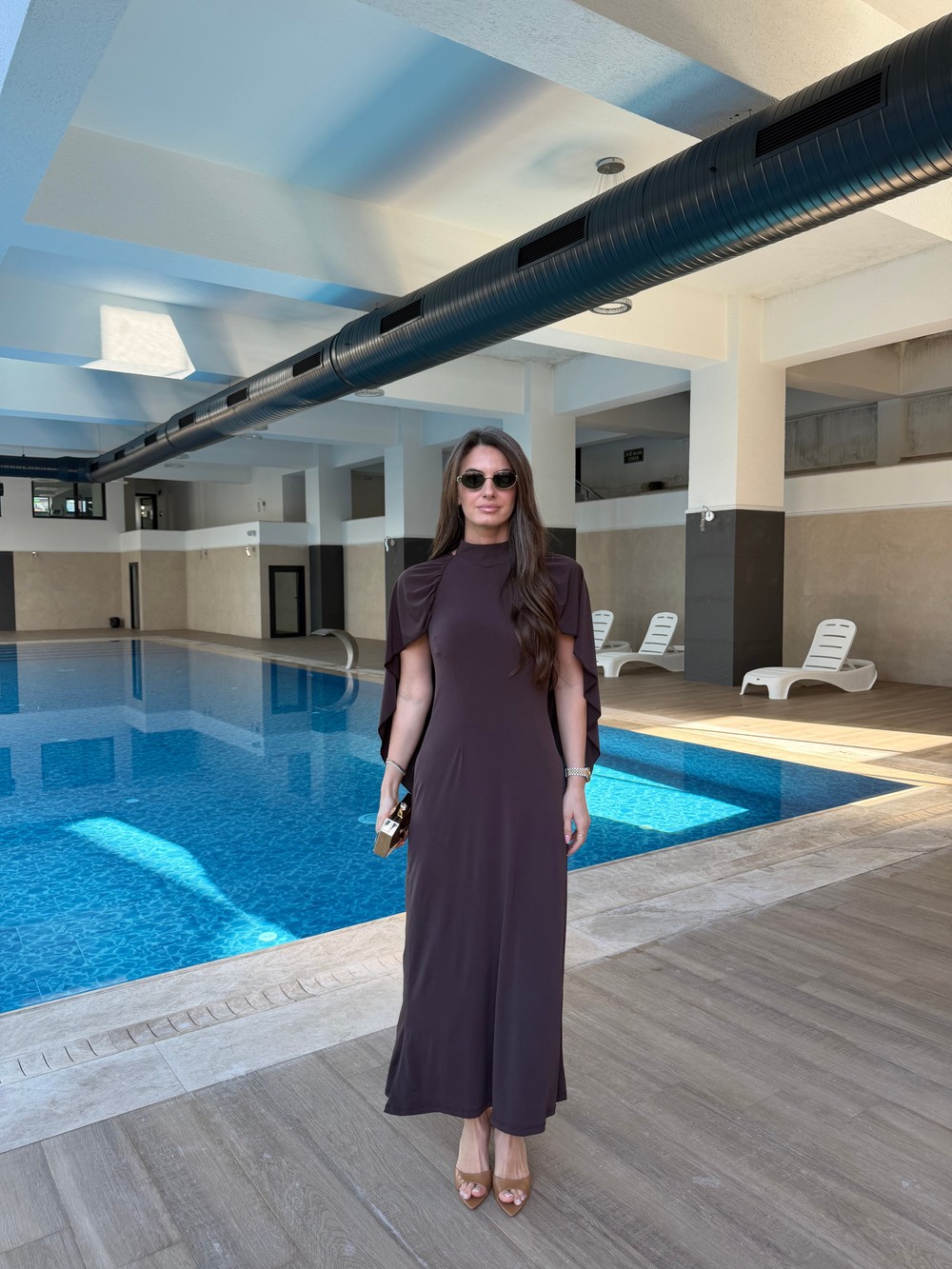 QULOVEYeni GelenlerPelerinli Sırt Dekolteli Kahve Elbise