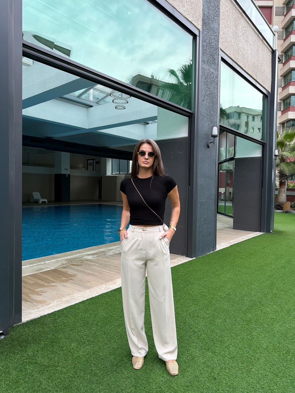 QULOVEYENİ GELENLERTaş Pileli Gold Toka Detaylı Pantolon