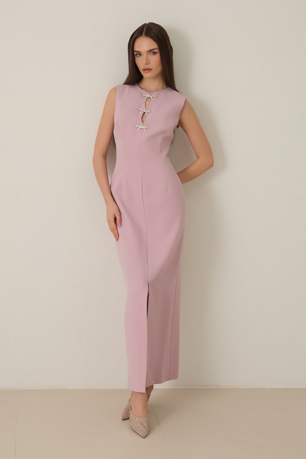 Pudra Vücuda Oturan Tam Kalıp Dekolteli Fiyonk Detaylı Önden Yırtmaçlı Kolsuz Midi Boy Elbise