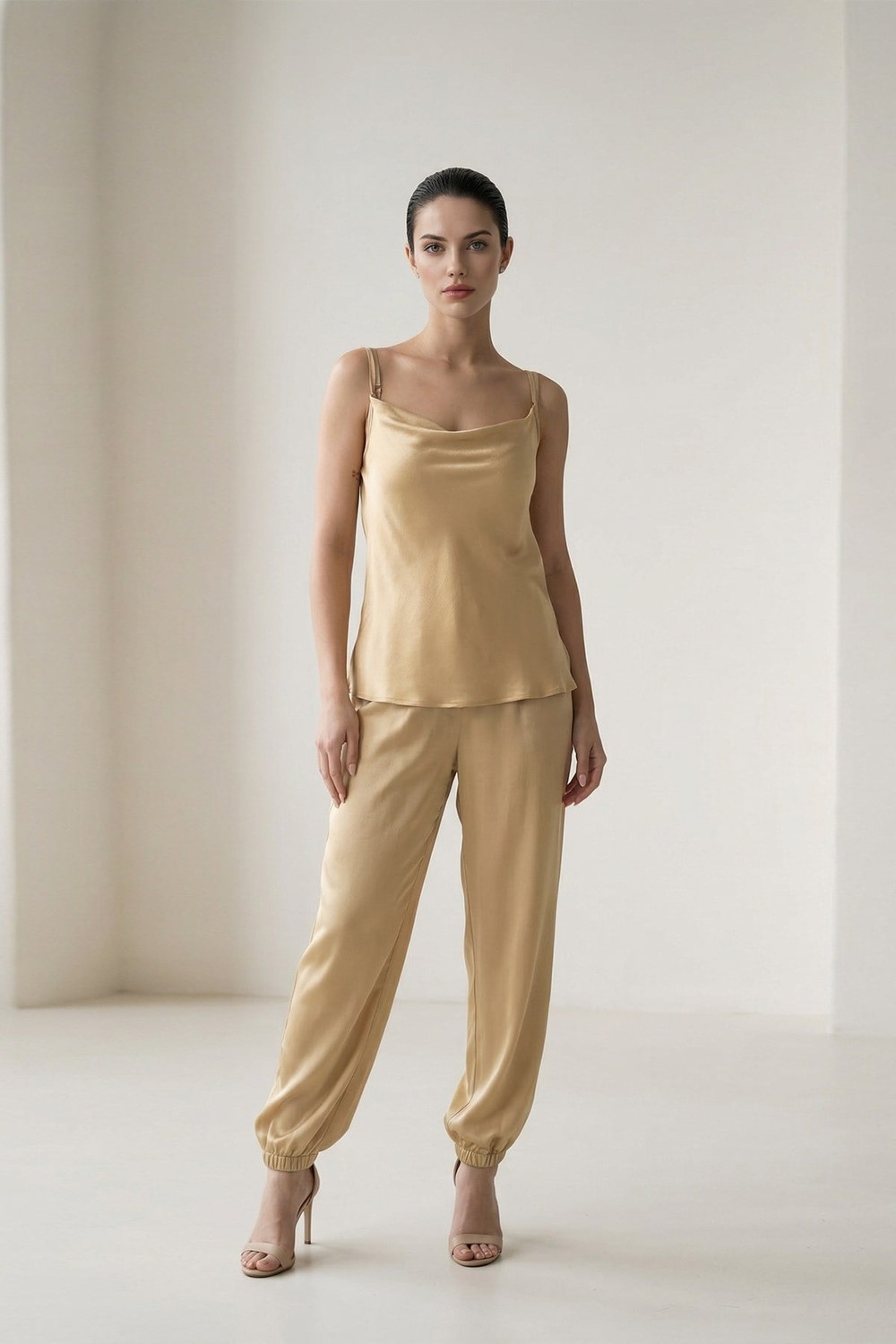 Amber İnce Askılı Yaka Detaylı Bluz Bilekten Detaylı Rahat Kesim İkili Takım