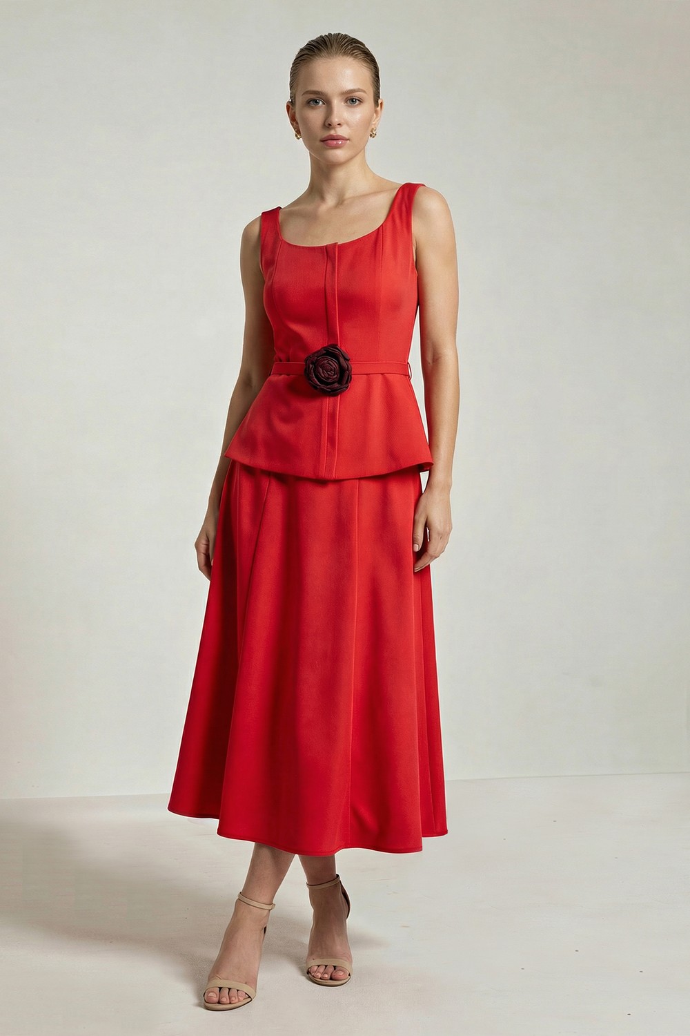 Kırmızı Belde Aksesuar Detaylı Kolsuz Belden Oturtmalı Rahat Kesim Midi Elbise