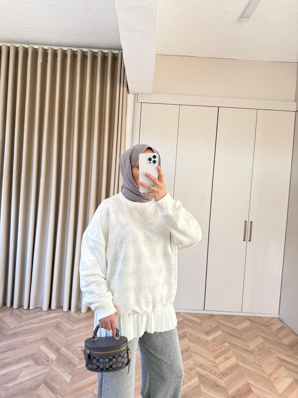 Sweat-232H&R ButikHap-G Desen Taşlı Sweat Beyaz