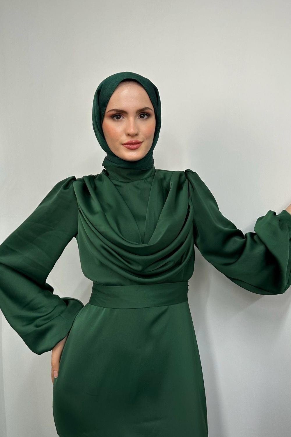 Amber Drape Detay Saten Abiye Zümrüt
