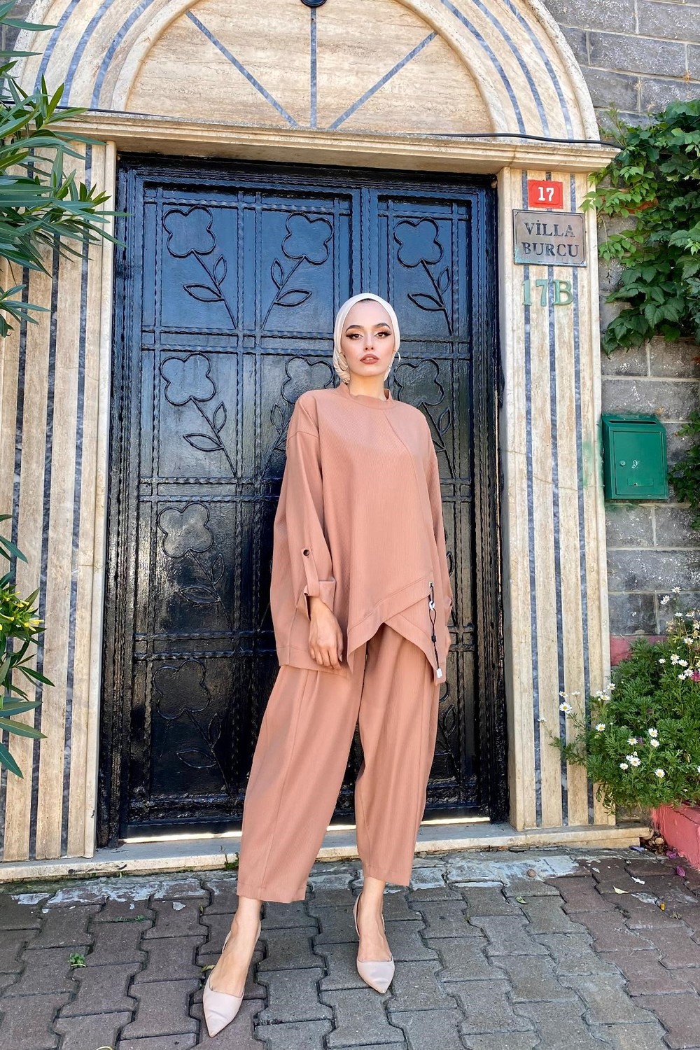 Kolu Düğmeli Pantolonlu Takım Camel
