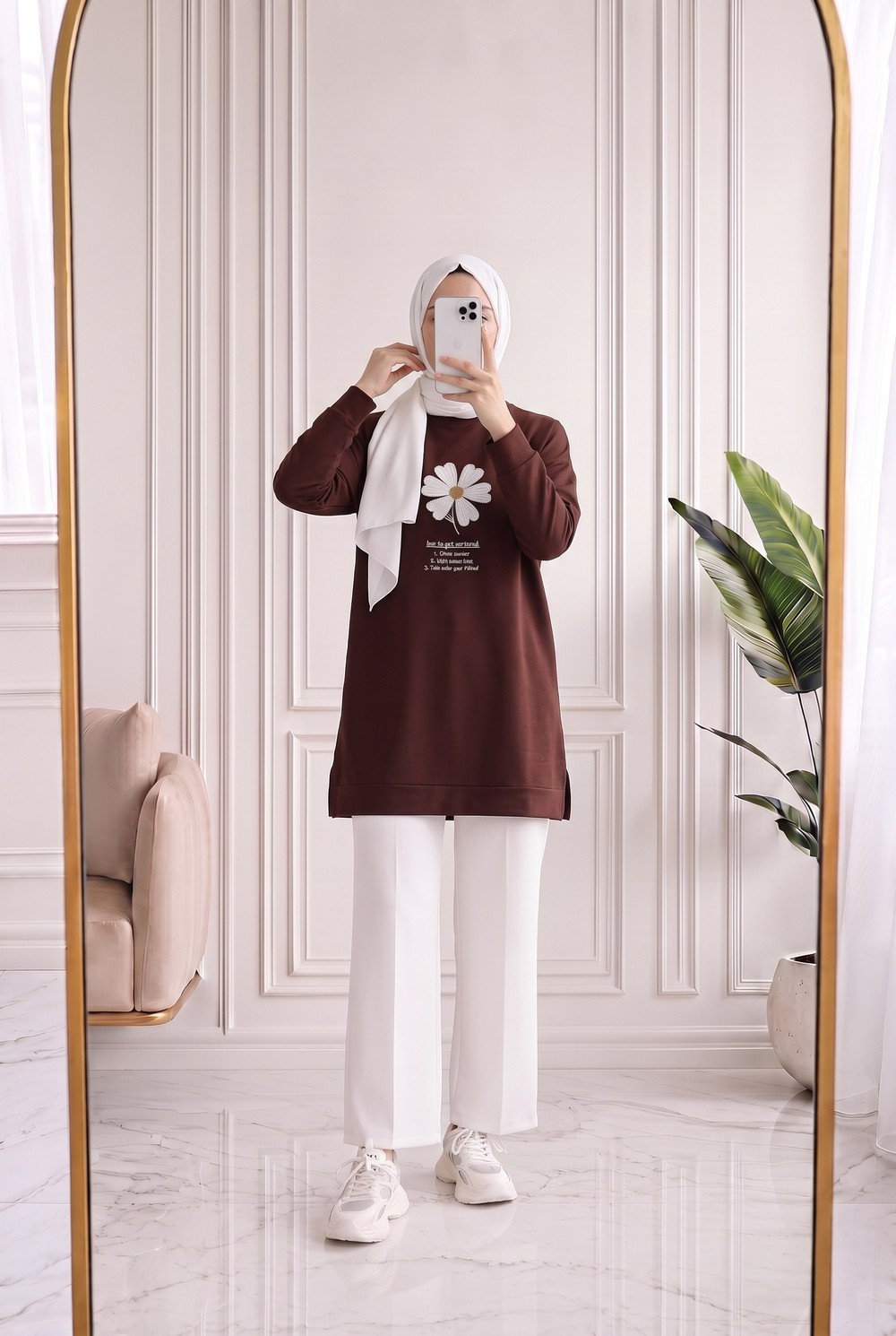 Cemşah Papatya Nakışlı Yazılı Yırtmaçlı Bluz-SS13157 Kahve