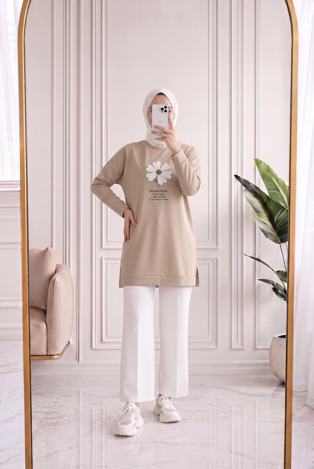 Cemşah Papatya Nakışlı Yazılı Yırtmaçlı Bluz-SS13157 Taş