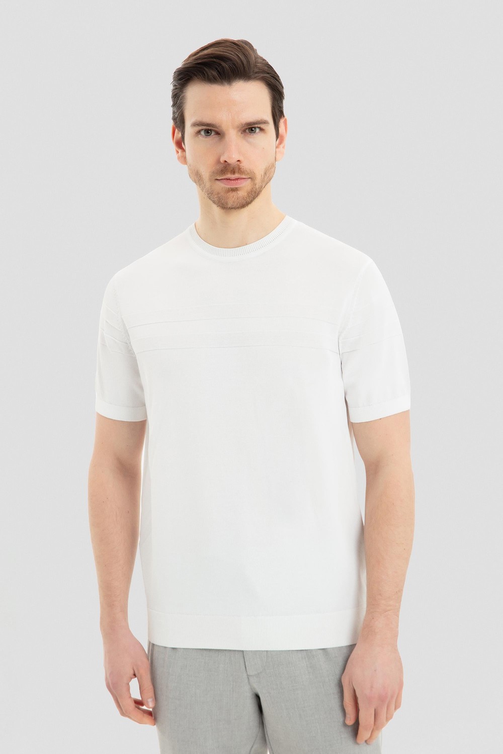 Ekru Bisiklet Yaka Jakarlı Triko T-shirt