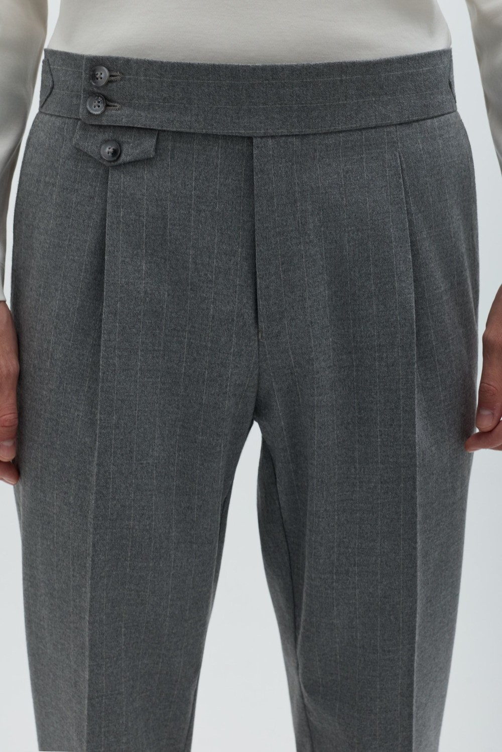 Gri Regular Fit Yan Tokalı Pileli Erkek Pantolon