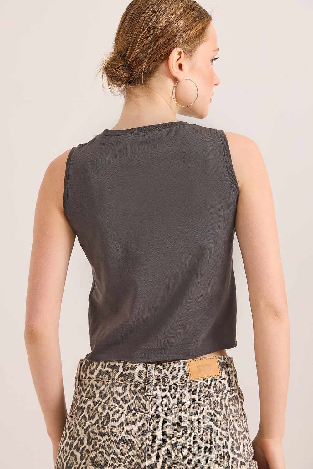Sıfır Kol Yuvarlak Yaka Havalı Crop Tshirt Füme