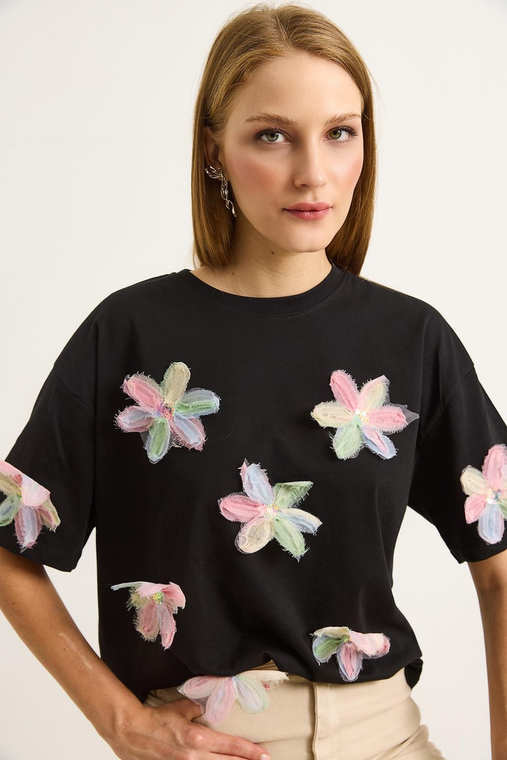 Çiçek Motifli Rahat Kesin Kadın Tshirt Siyah