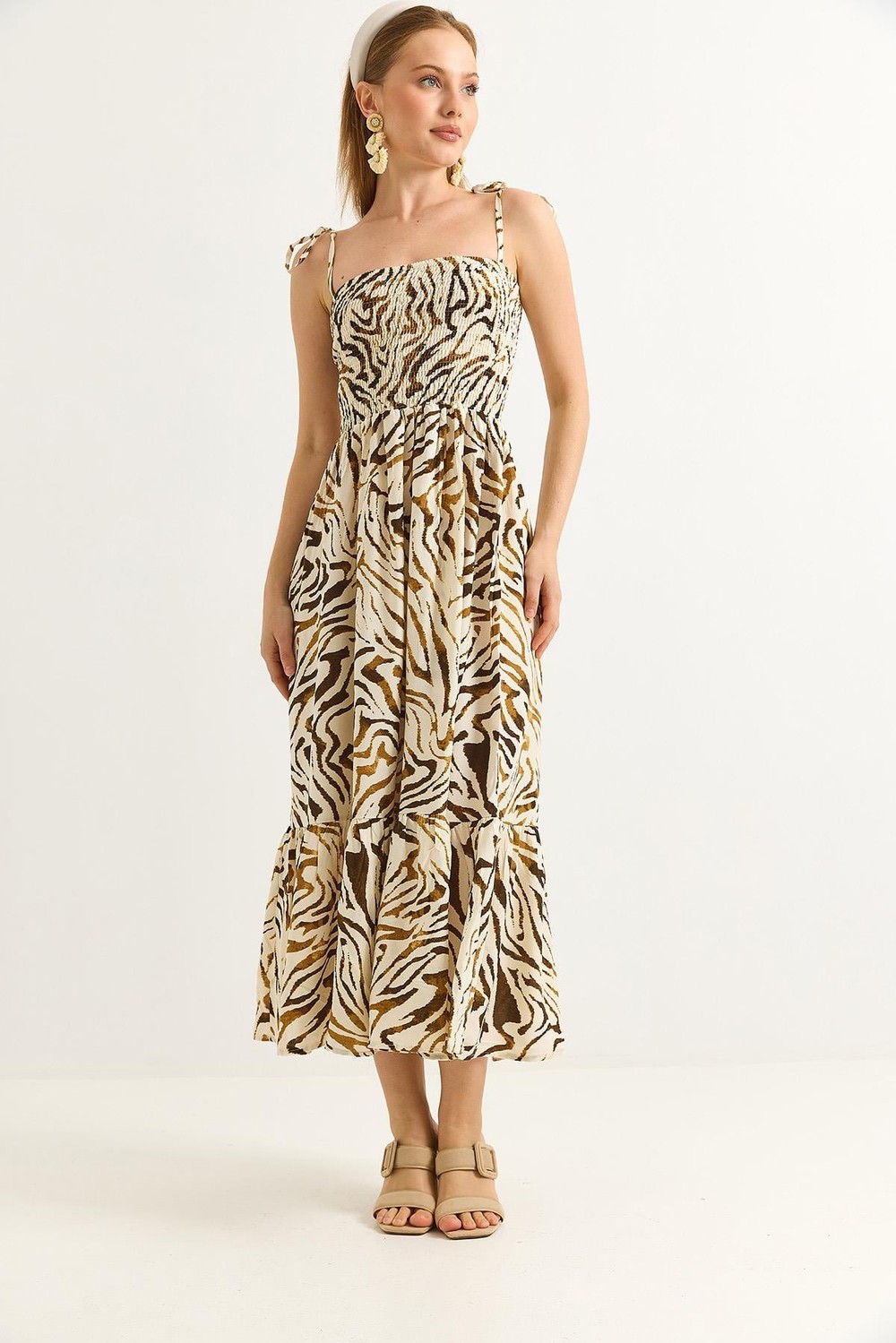 İp Askılı Göğüs Büzgülü Desenli Uzun Elbise Krem