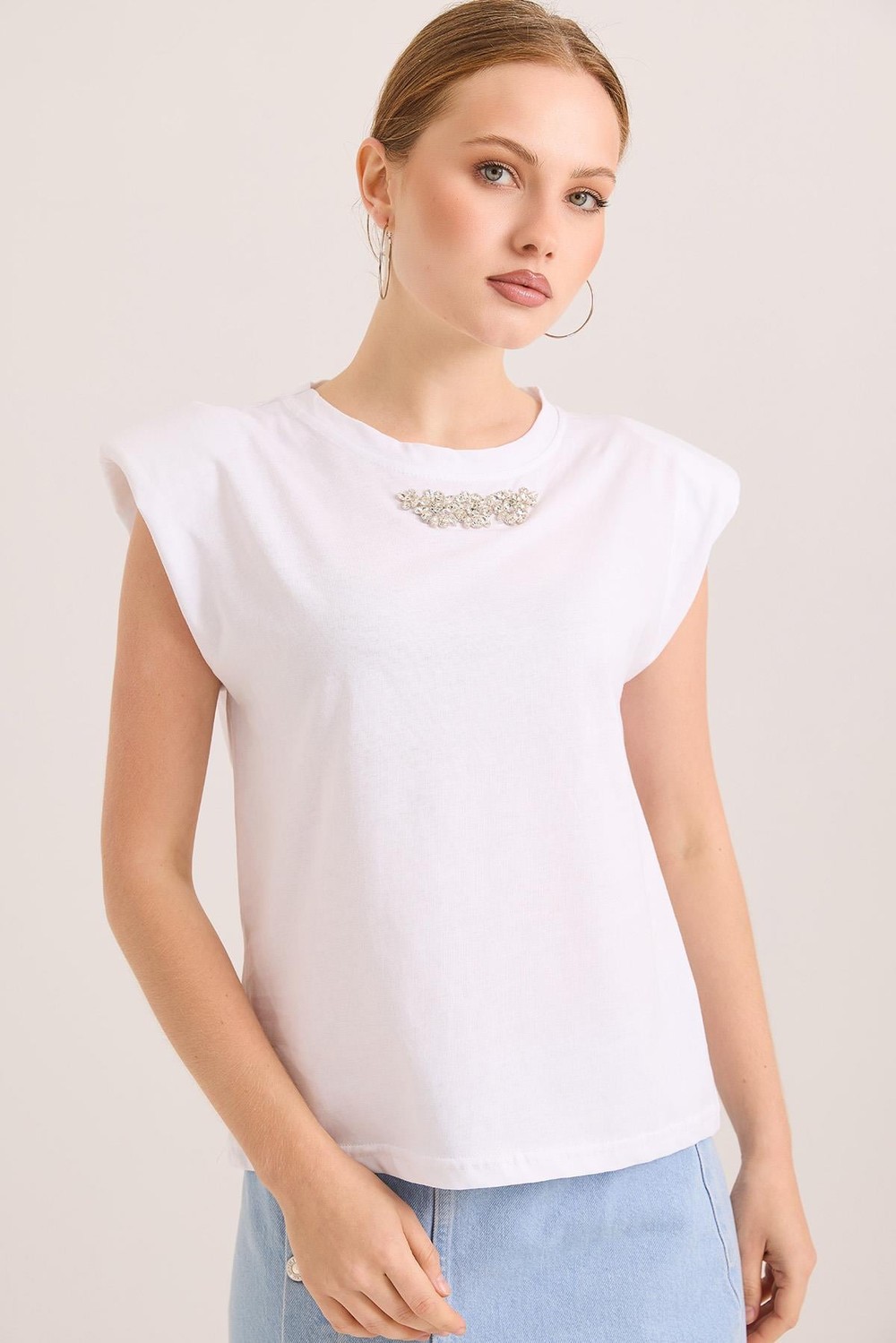 Omuz Vatkalı Şık Aksesuar Detaylı Pamuk Örme Tshirt Beyaz