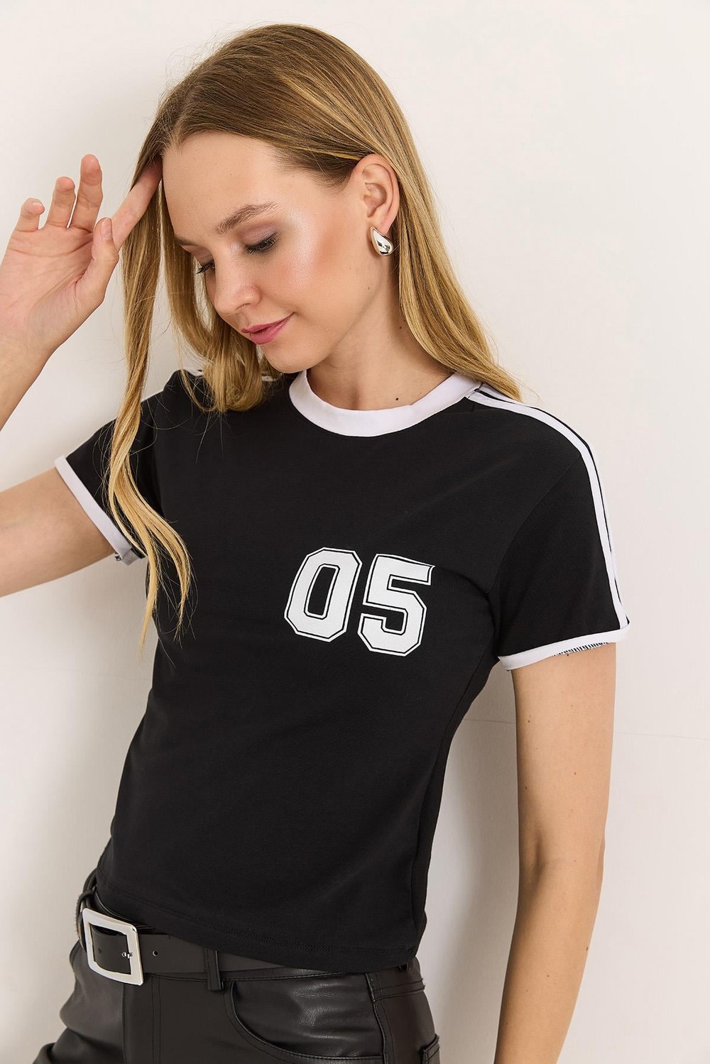 Bisiklet Yaka Şerit Detaylı Crop Tshirt Siyah