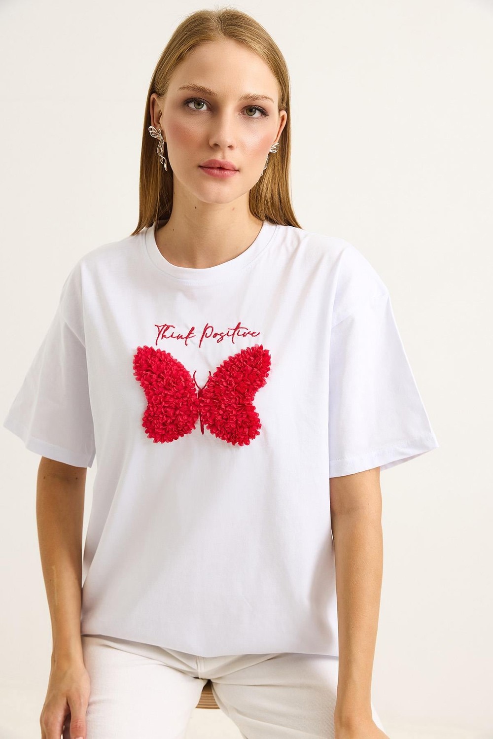 Kelebek Nakış Detaylı Bisiklet Yaka Tshirt Beyaz