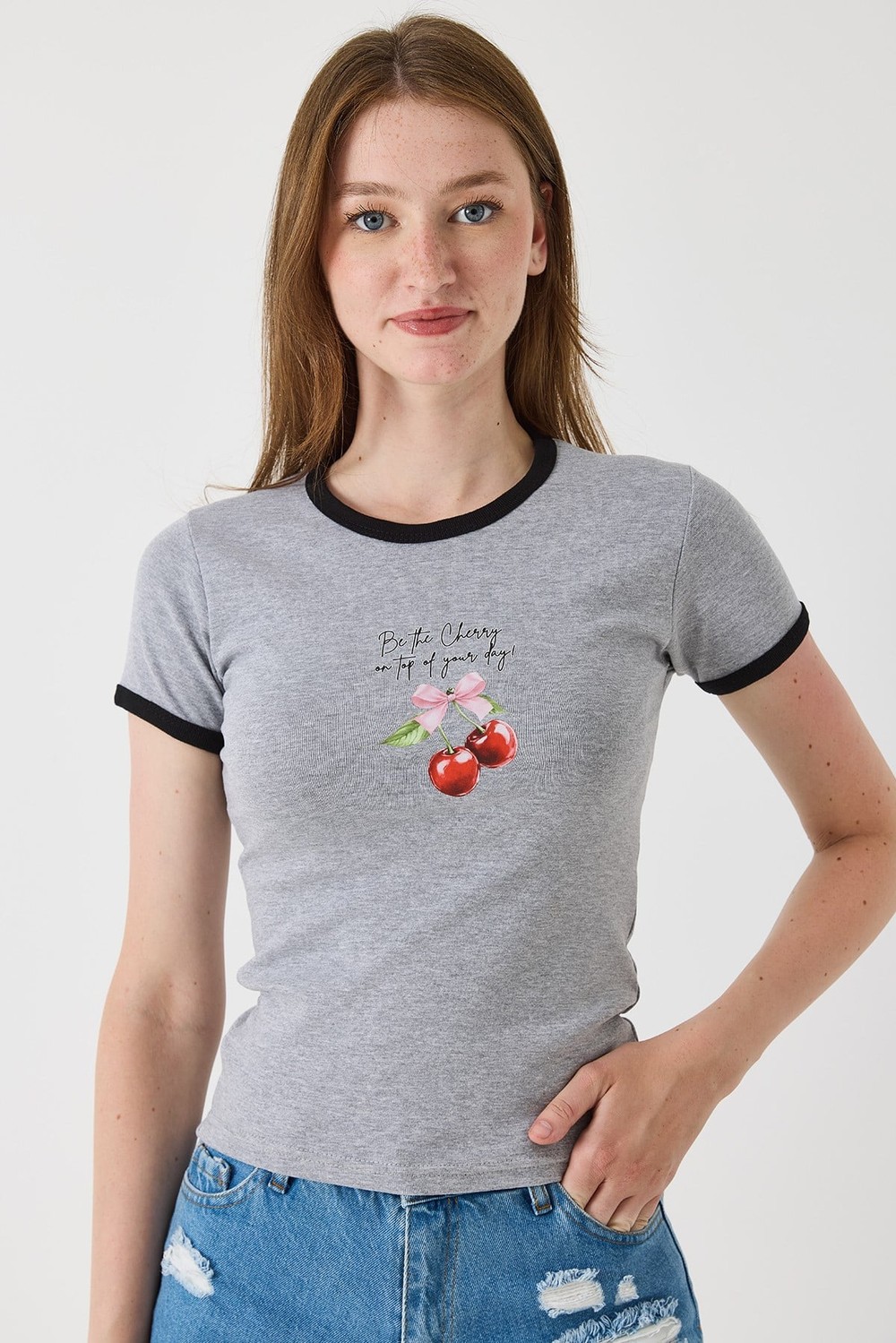 Kadın Dar Kesim Kiraz Baskılı Kısa Kollu Tshirt Gri