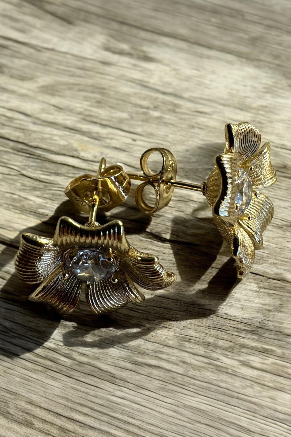 Çelik Papatya Taşlı Gold Küpe