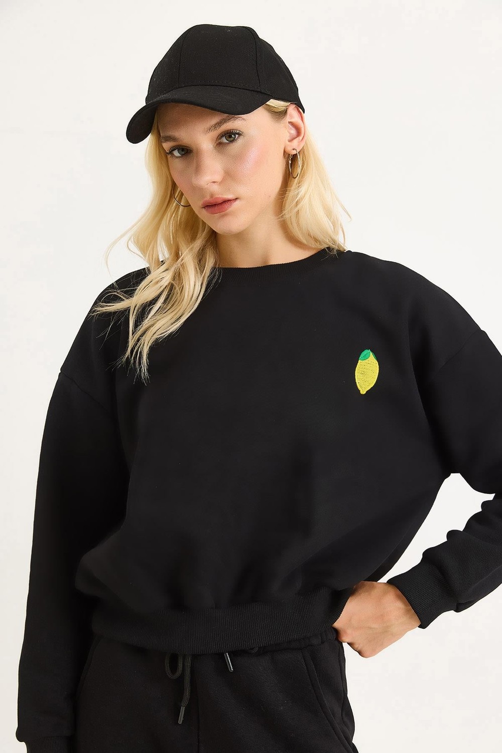 Limon Nakışlı Üç İplik Swetshirt Siyah