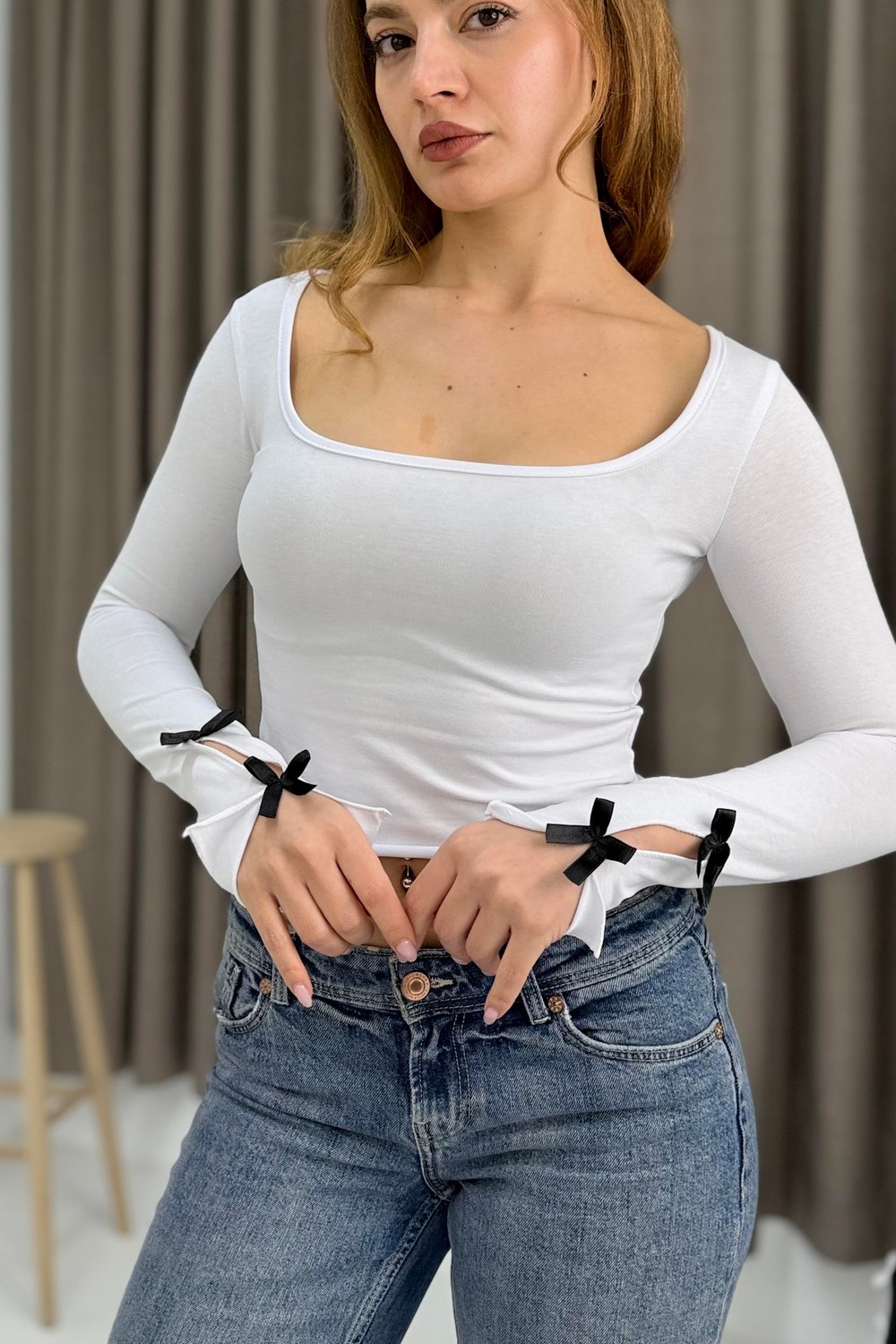 Kare Yaka Kolları Fiyonk Detaylı Bluz Beyaz