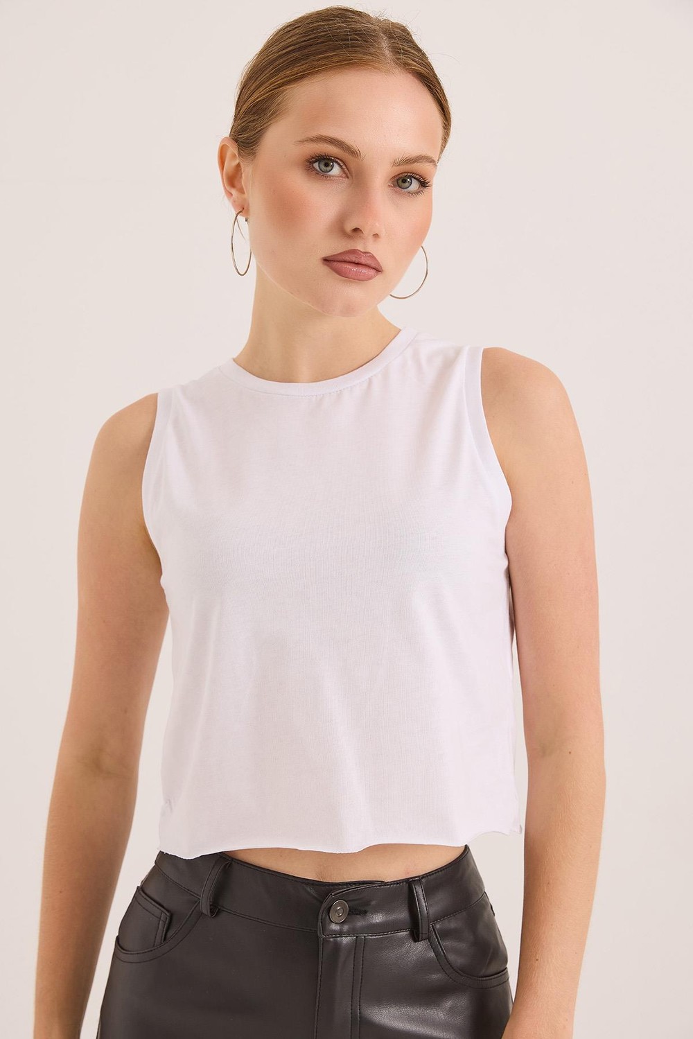 Sıfır Kol Yuvarlak Yaka Havalı Crop Tshirt Beyaz