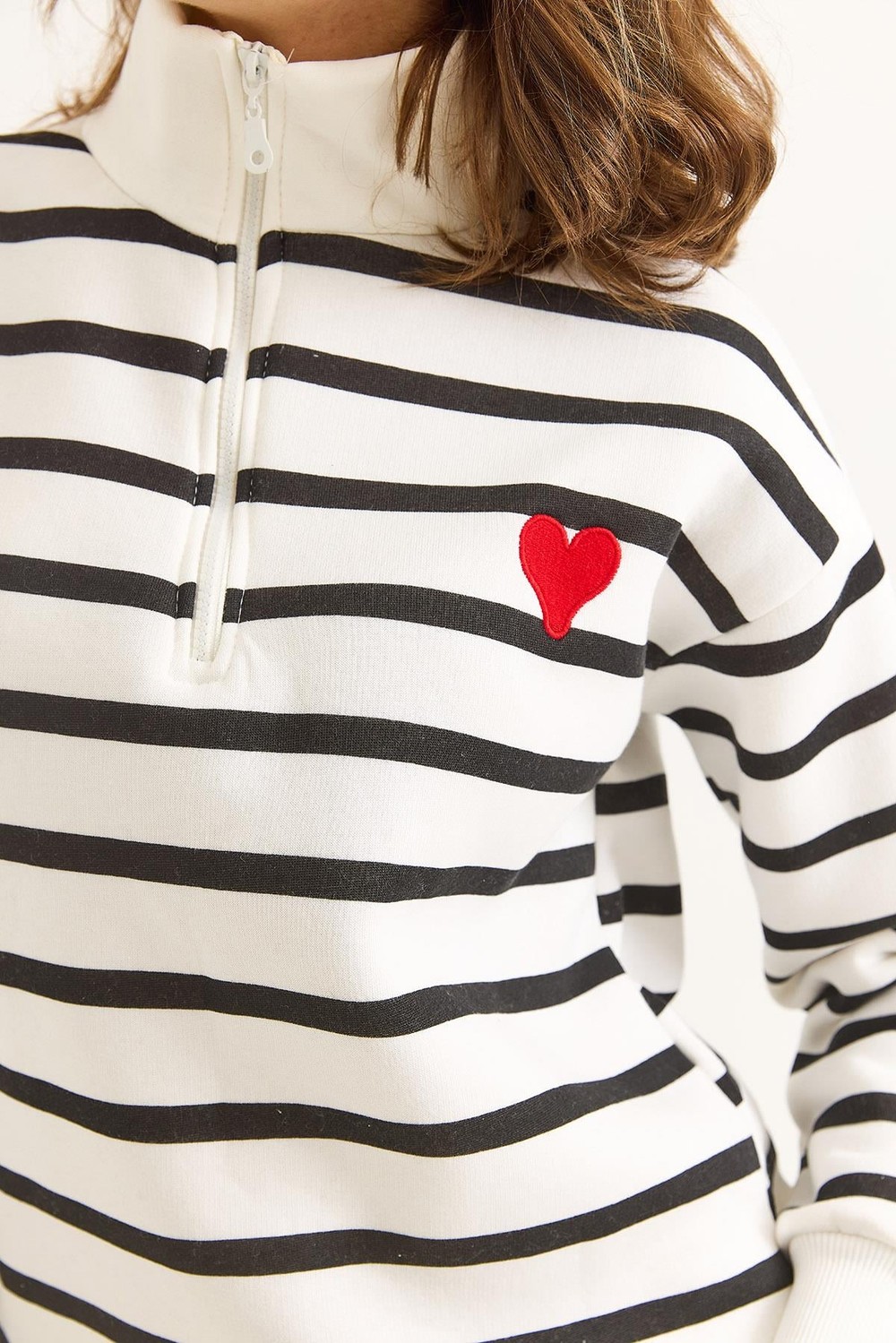 Kadın Oversize Çizgili Kalp Nakışlı Fermuarlı Sweatshirt Siyah Beyaz