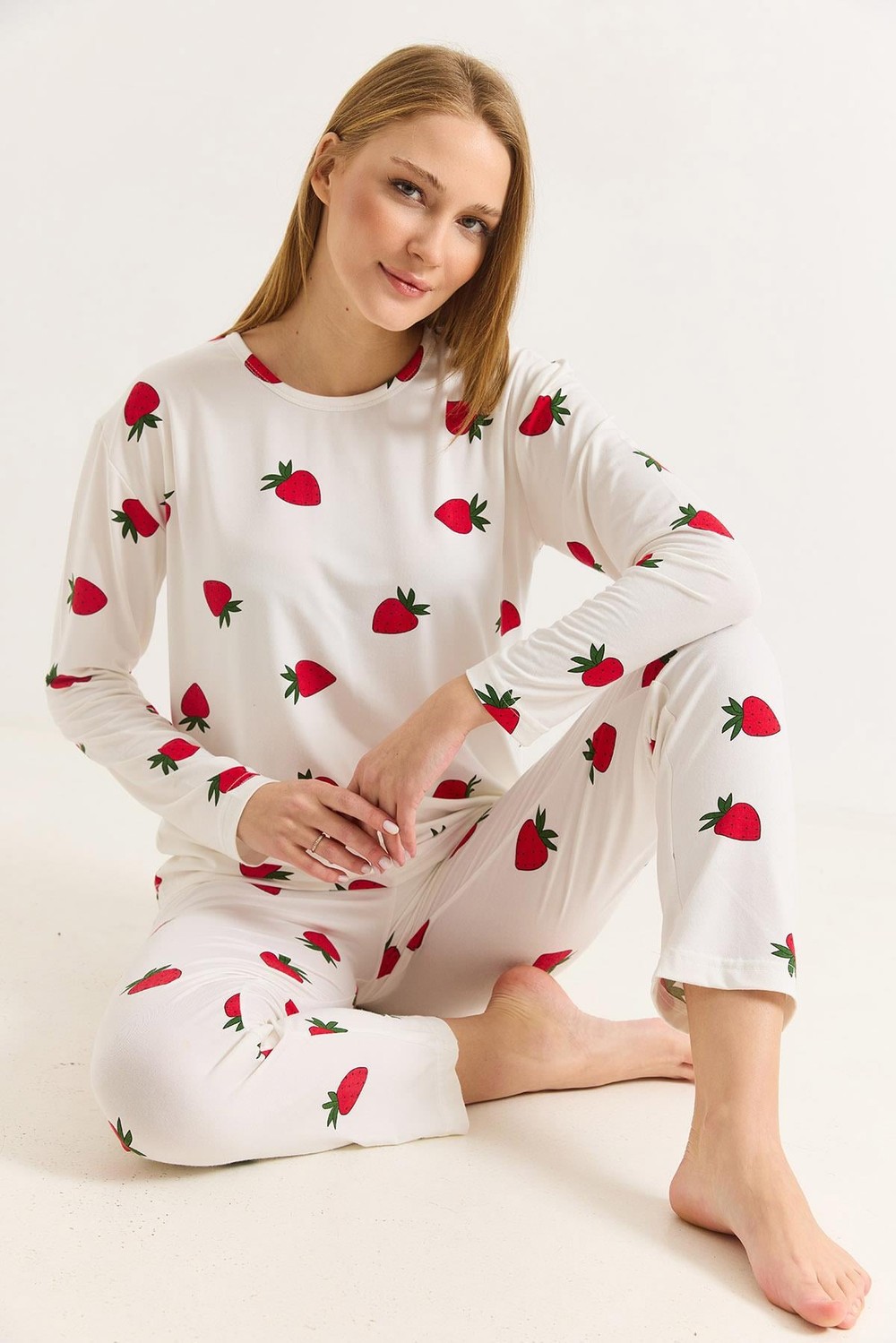 Kadın Çilek Baskılı Pamuklu Beyaz Pijama Takımı Pamuklu