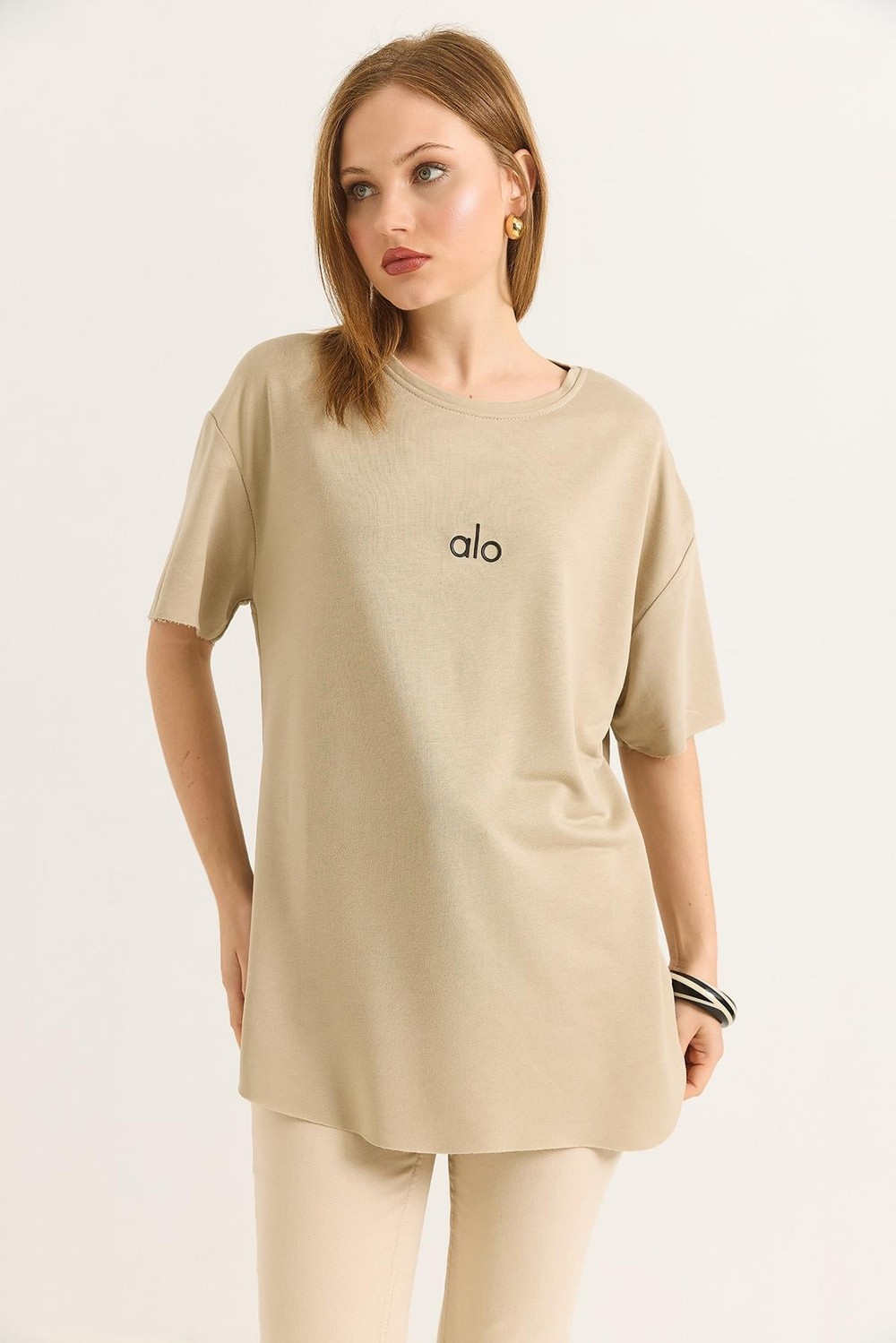 Eteği Oval Kesim Bisiklet Yaka Tshirt  Bej