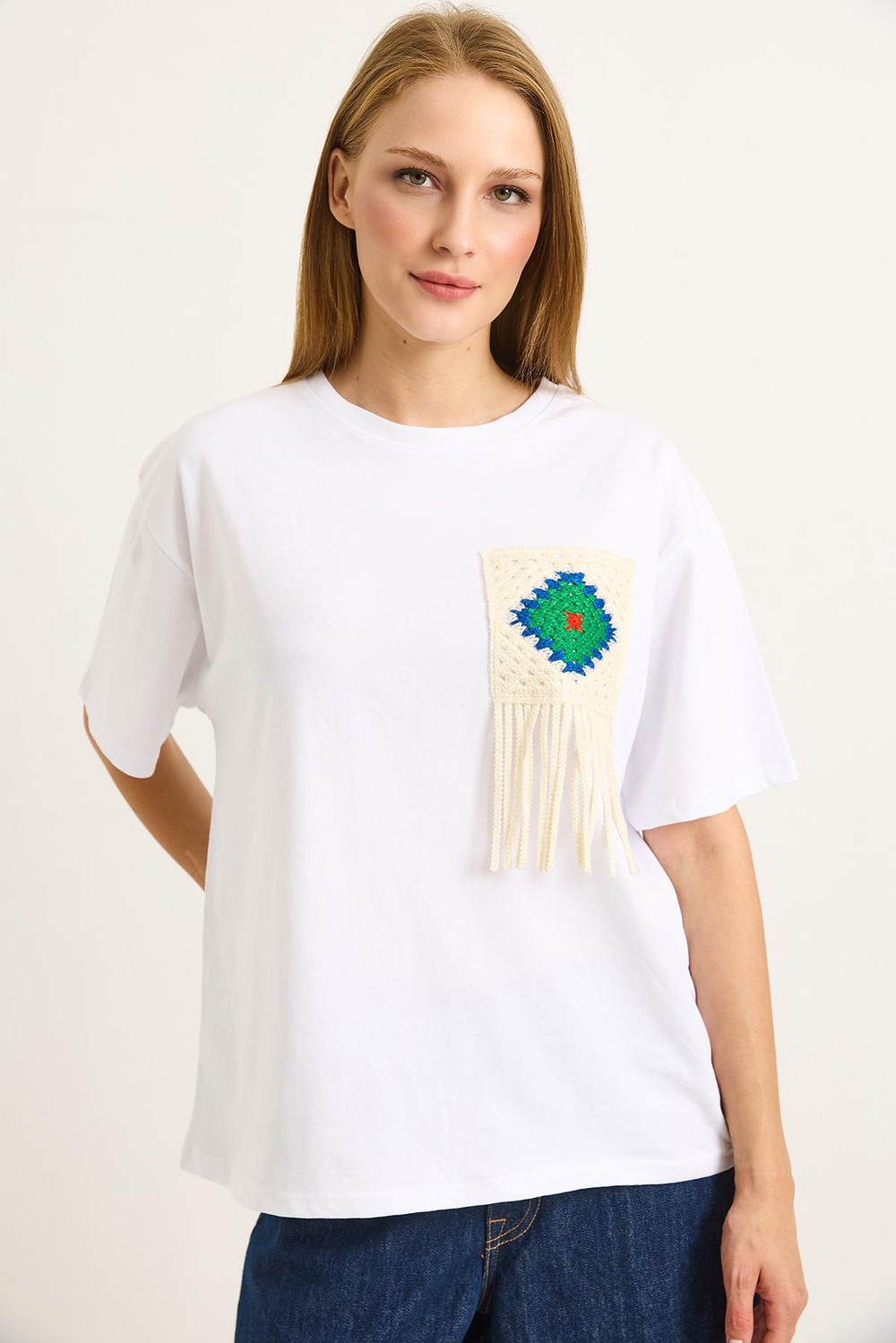 Püsküllü Nakışlı Bisiklet Yaka Basic Tshirt Beyaz