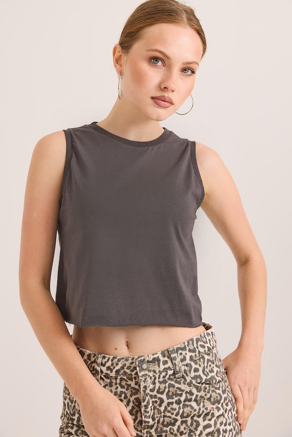 Sıfır Kol Yuvarlak Yaka Havalı Crop Tshirt Füme
