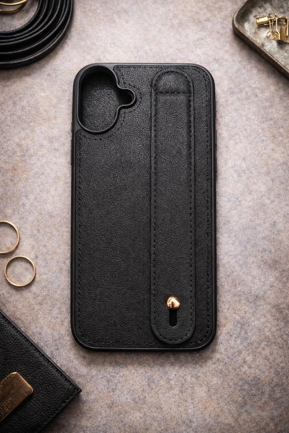 İphone 16 Plus Uyumlu Charmlı ve Harfli Deri Kılıf Siyah