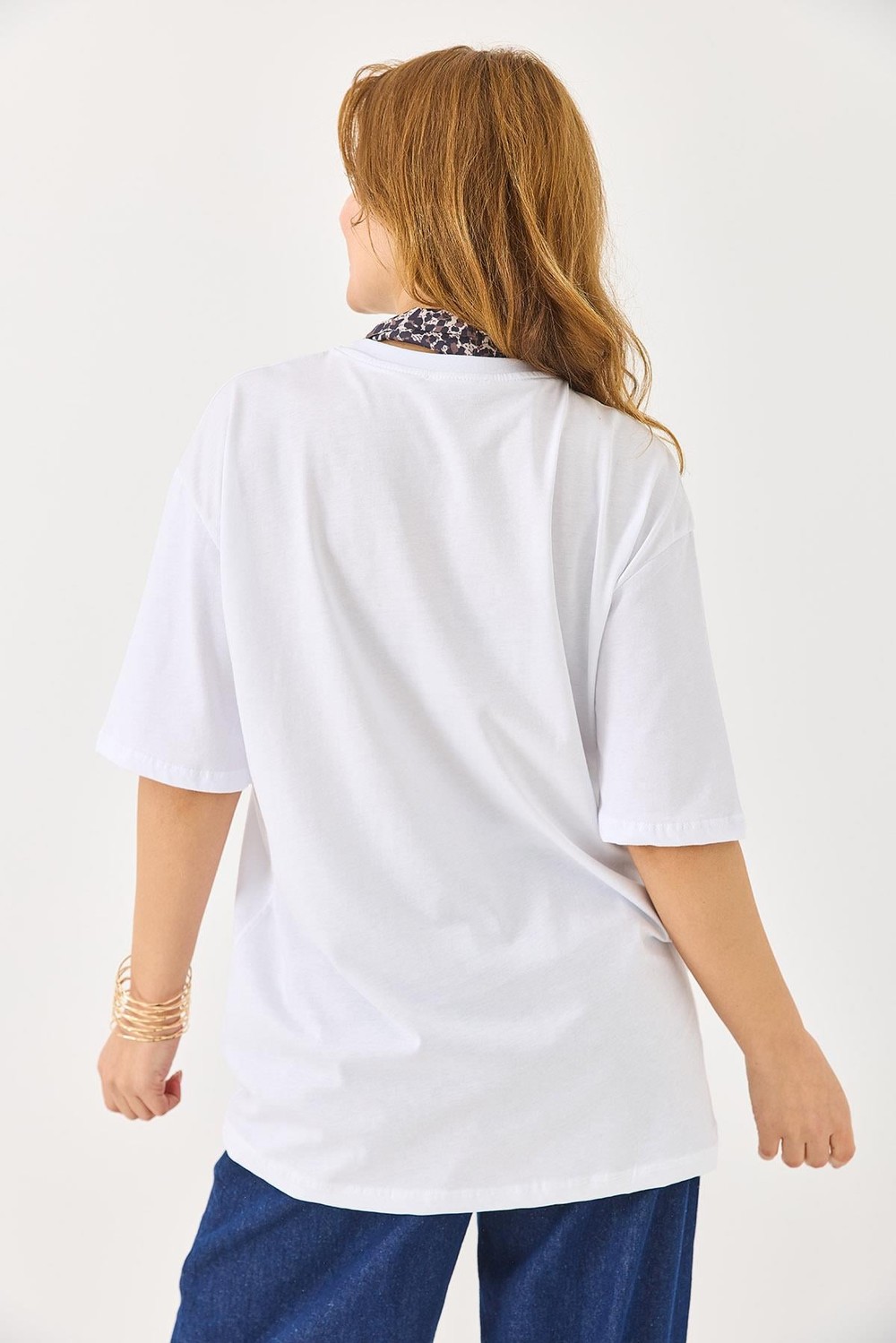 Kadın Fularlı Yazı Nakışlı Oversize Tshirt Beyaz