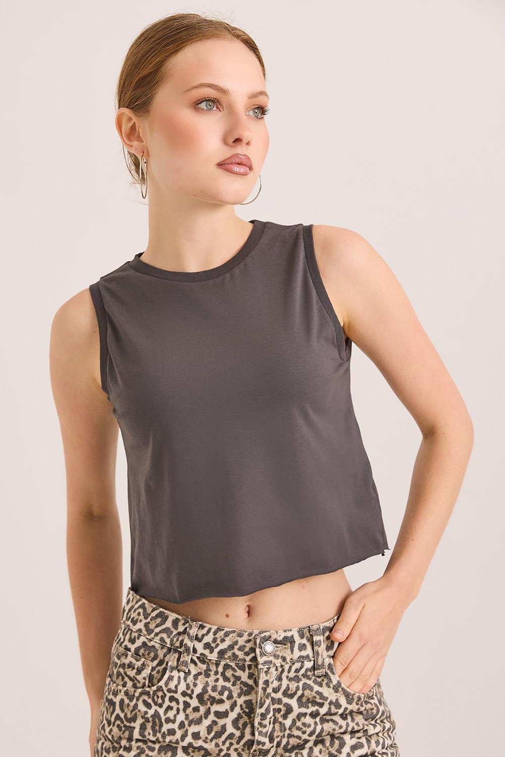 Sıfır Kol Yuvarlak Yaka Havalı Crop Tshirt Füme