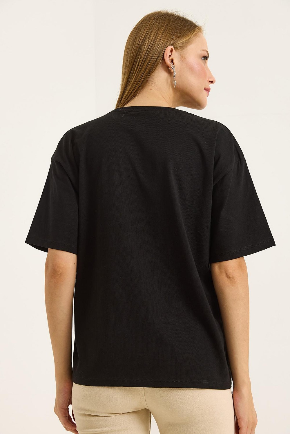 Çiçek Motifli Rahat Kesin Kadın Tshirt Siyah