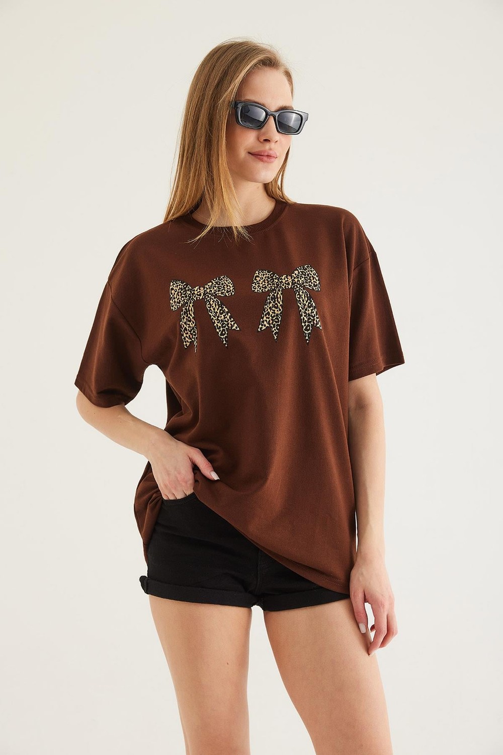 Kurdele Baskı Detaylı Basic Tshirt Kahverengi