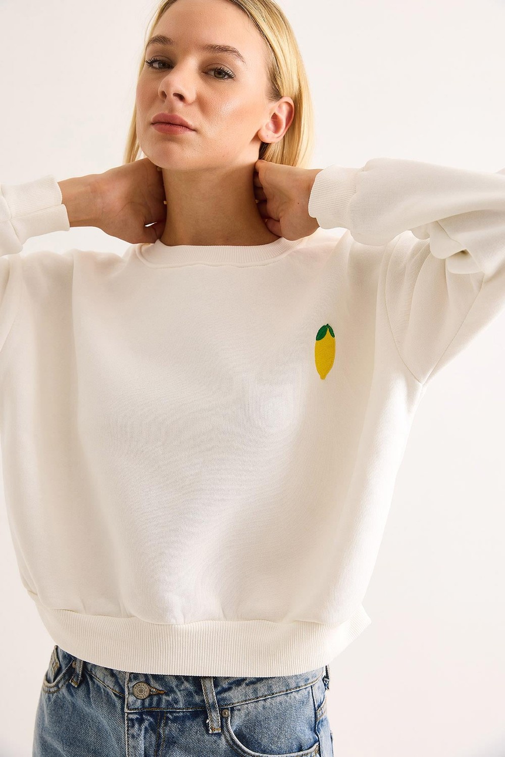 Limon Nakışlı Üç İplik Swetshirt Beyaz