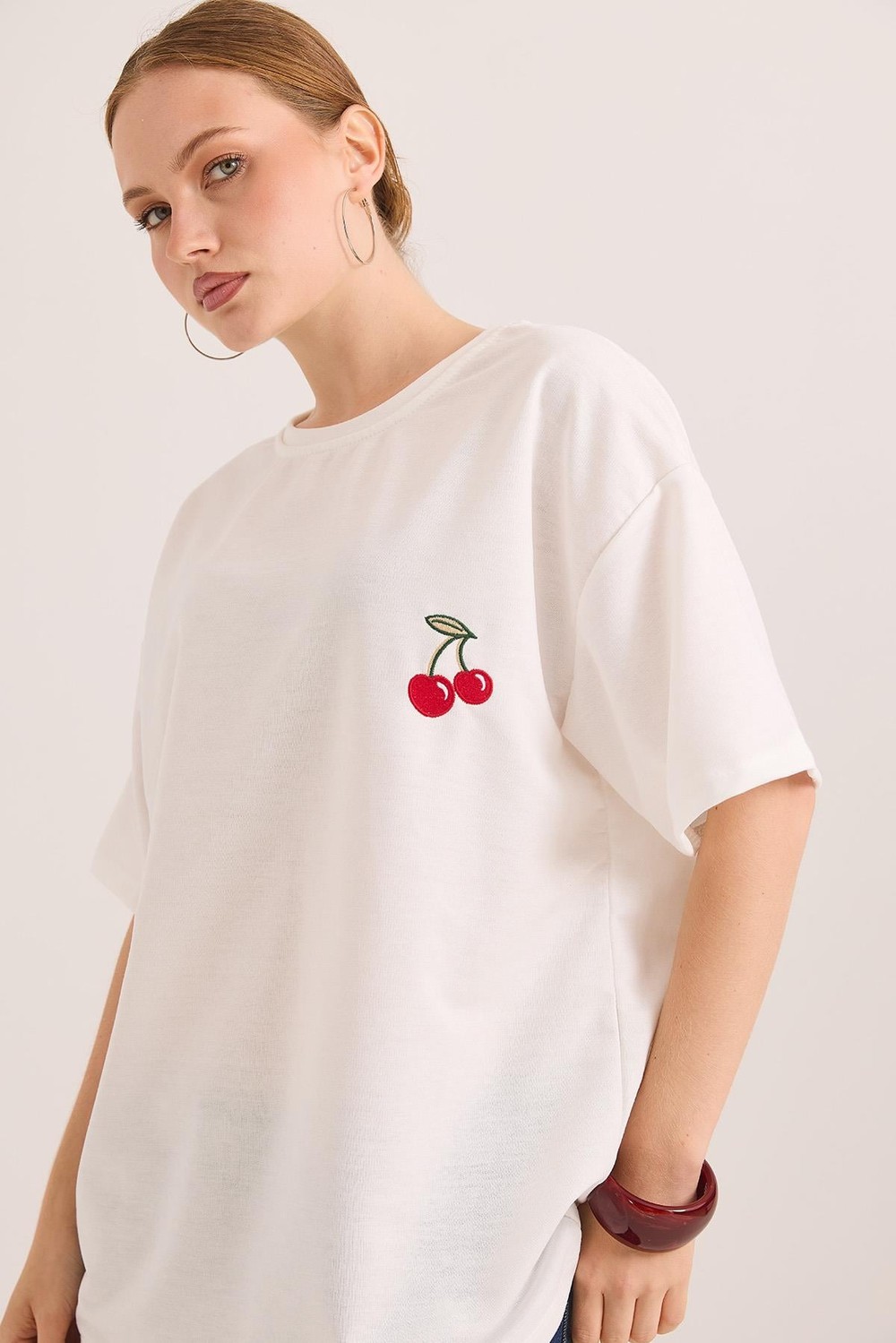 Kiraz Nakışlı Oversize Rahat Kalıp Tshirt Beyaz