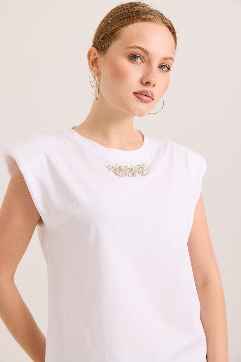 Omuz Vatkalı Şık Aksesuar Detaylı Pamuk Örme Tshirt Beyaz