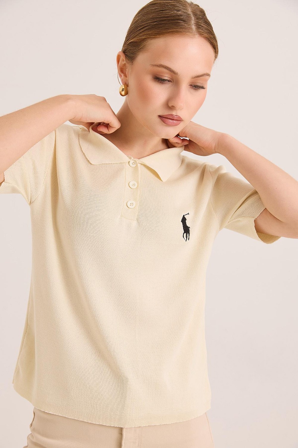 Nakışlı Polo Yaka Düğme Detaylı Triko Tshirt	Bej