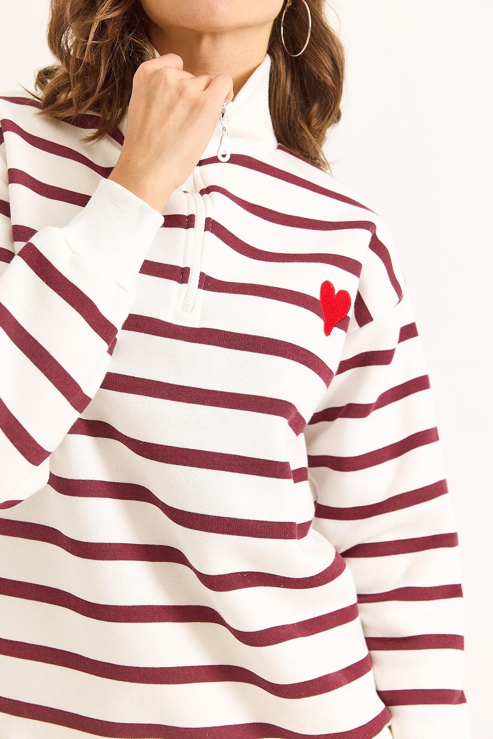 Kadın Oversize Çizgili Kalp Nakışlı Fermuarlı Sweatshirt Bordo
