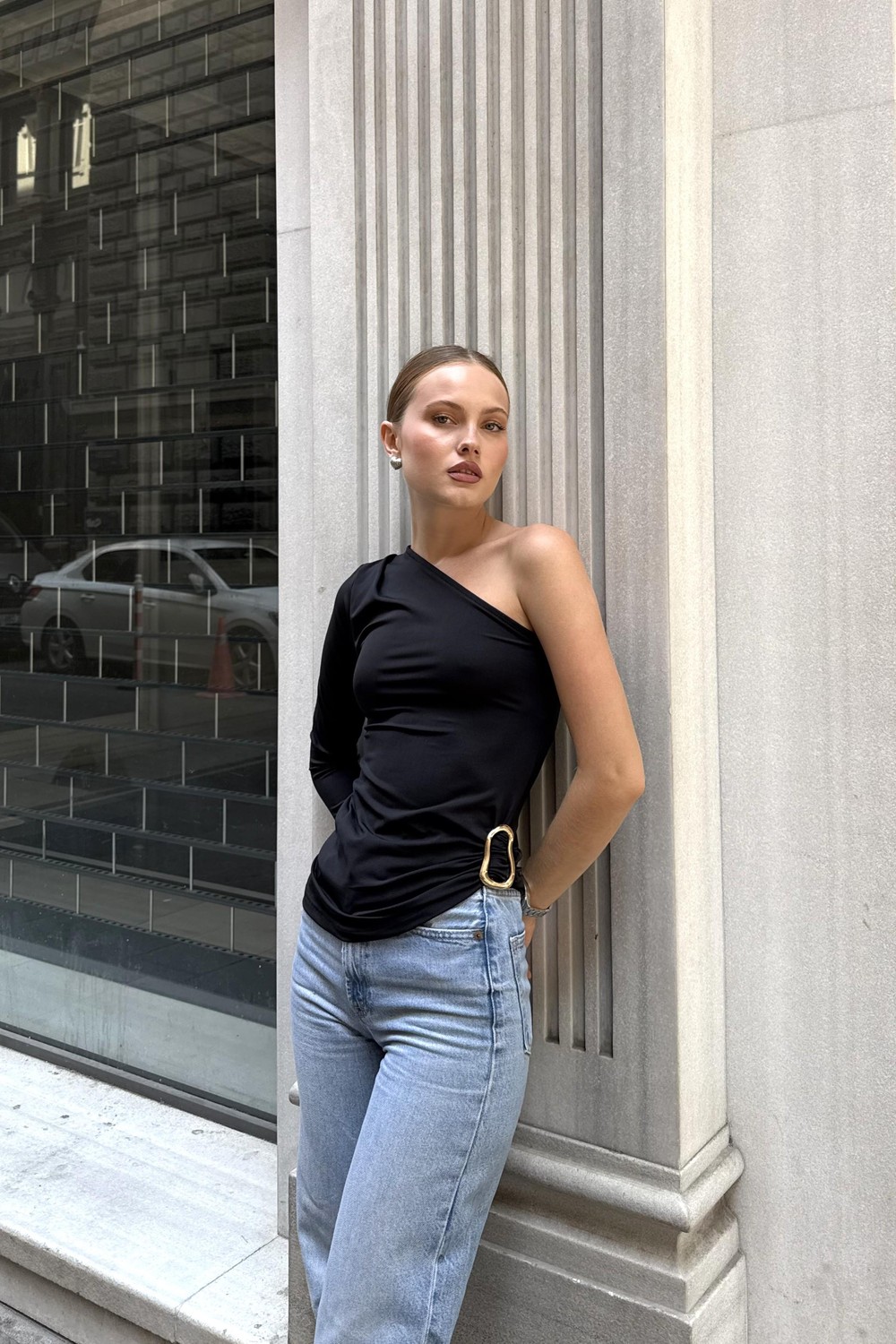 Yanı Aksesuar Detaylı Tek Omuz Bluz Siyah