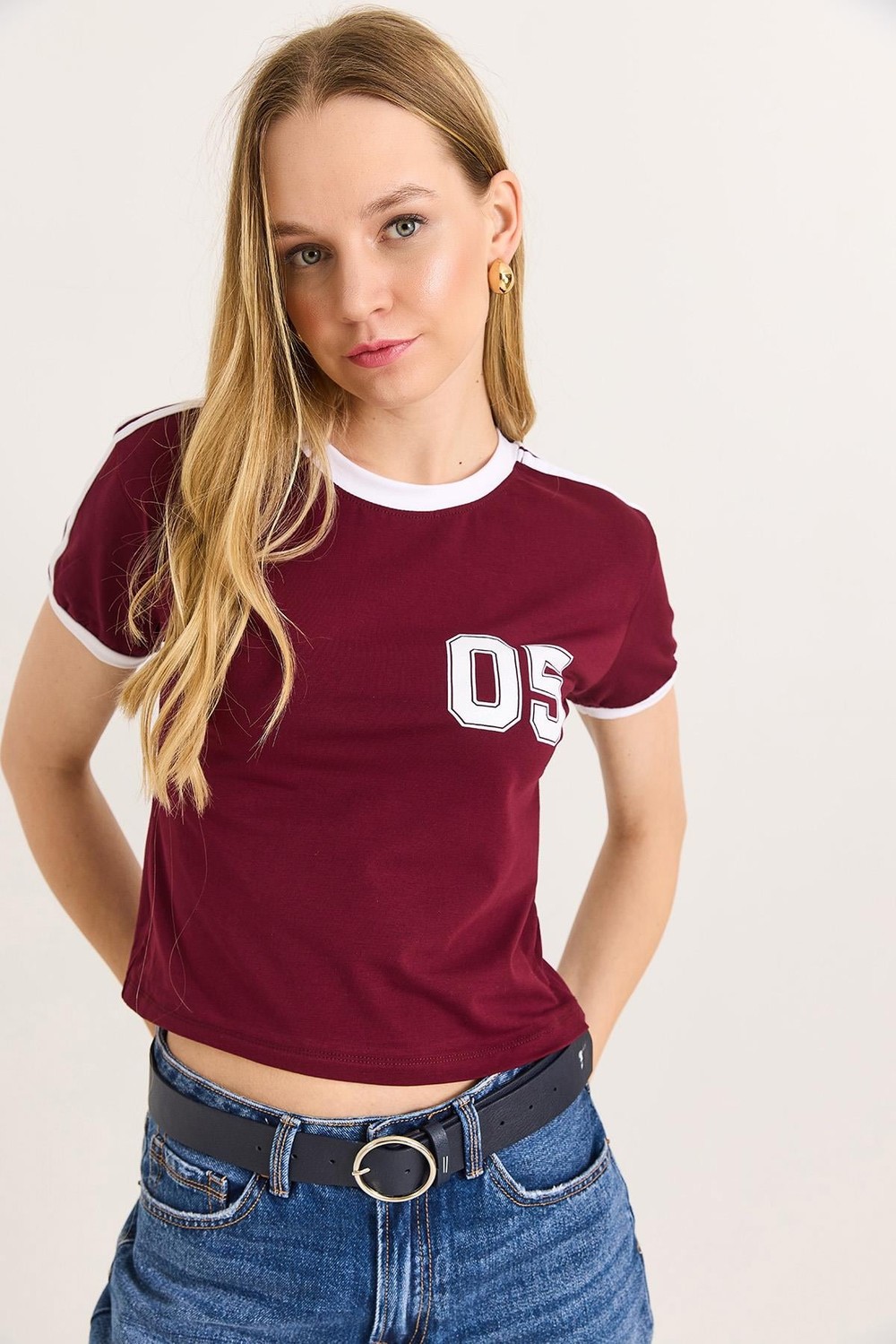 Bisiklet Yaka Şerit Detaylı Crop Tshirt Bordo