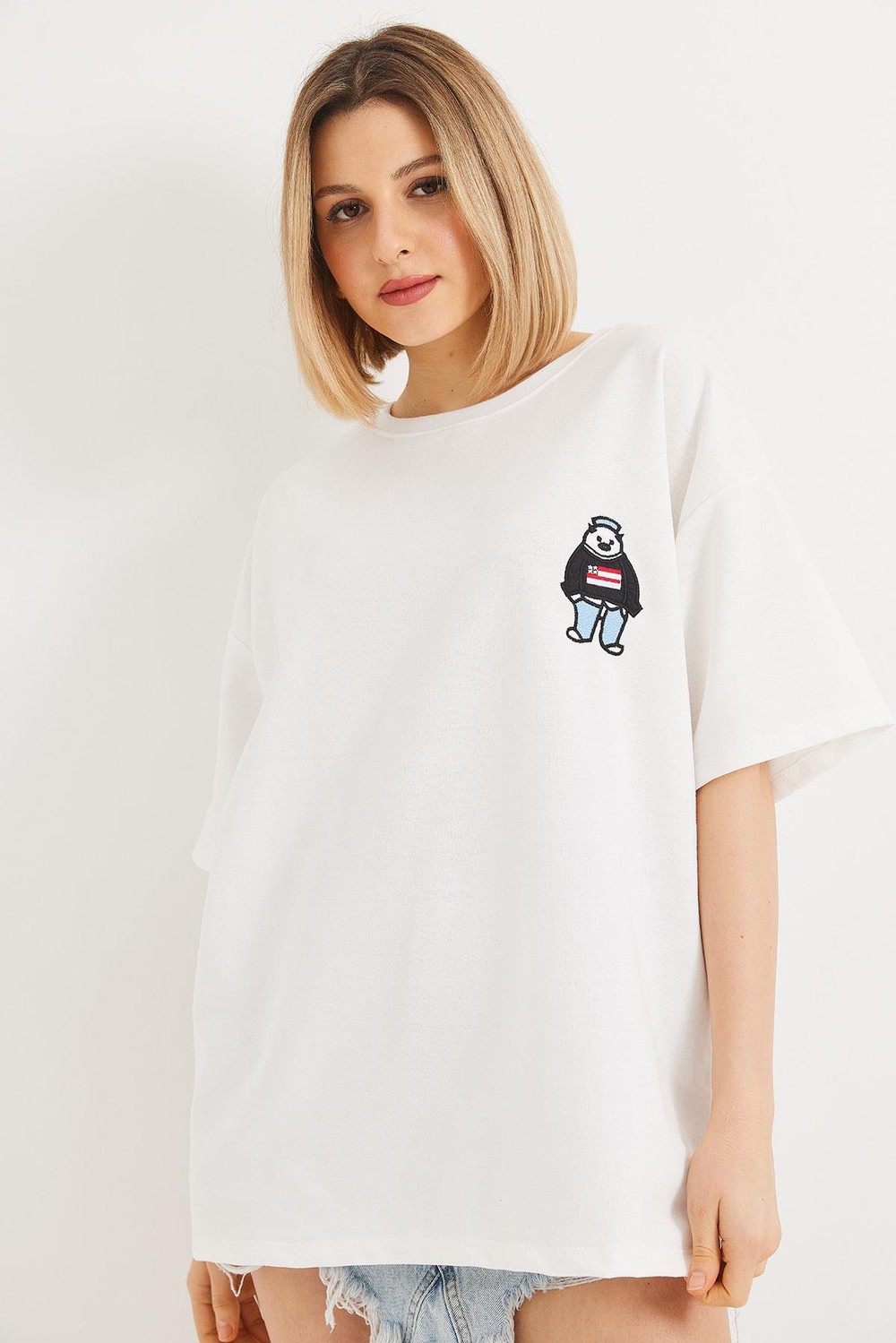 Nakışlı Bisiklet Yaka Tshirt Beyaz