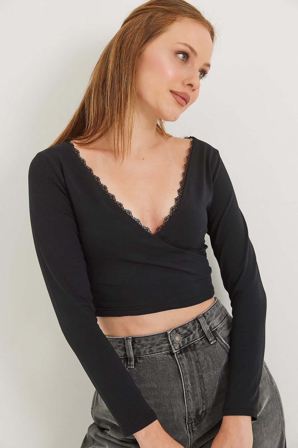 Dantel Detaylı Kruvaze Crop Bluz Siyah