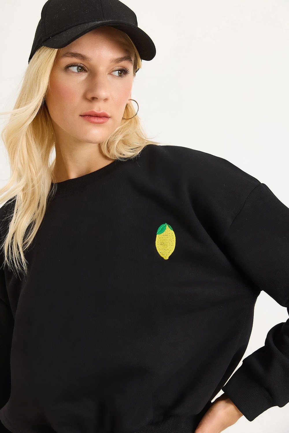 Limon Nakışlı Üç İplik Swetshirt Siyah
