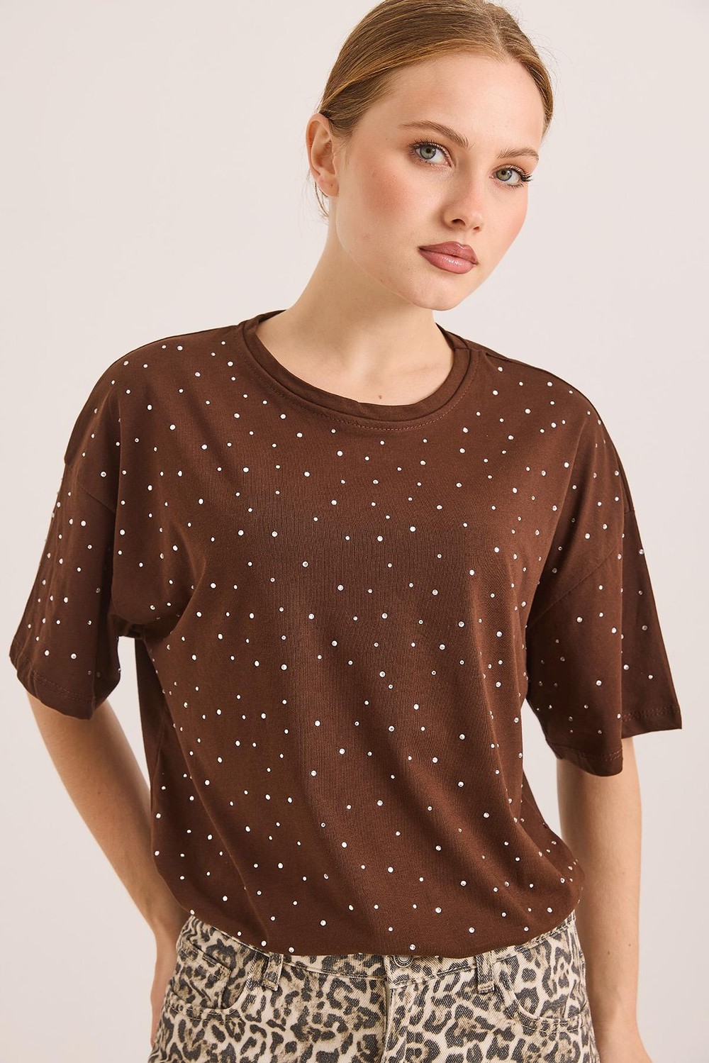 Taş Detaylı Rahat Kalıp Premium Pamuk Tshirt	Kahve